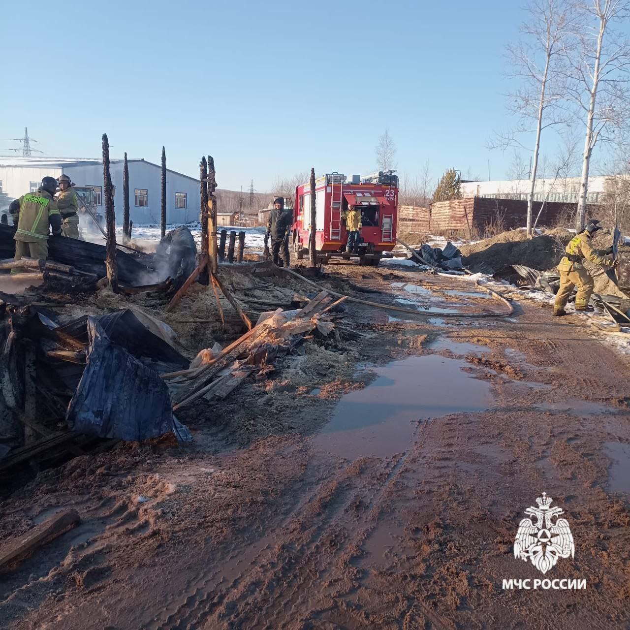Бытовка для рабочих сгорела на лесоперерабатывающем предприятии в Амурске Бытовка для рабочих сгорела на лесоперерабатывающем предприятии в Амурске