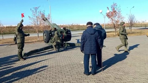 Сегодня в краевом центре состоялась торжественная церемония полуденного выстрела из артиллерийского орудия Д-30