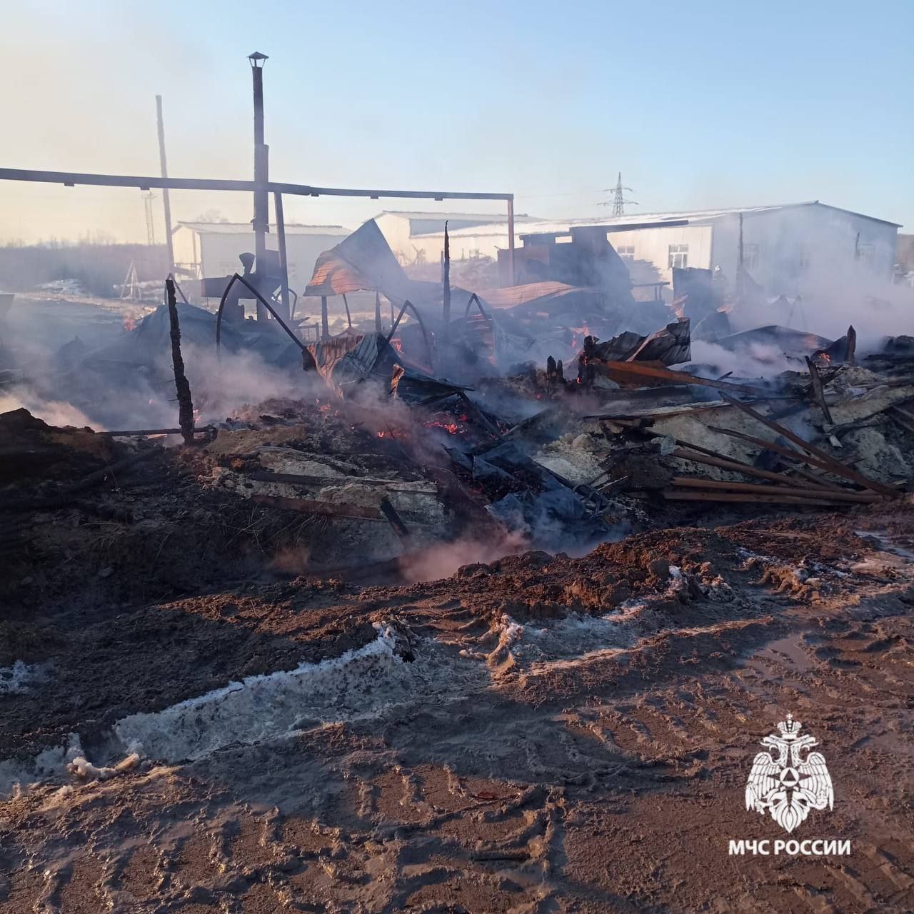 Бытовка для рабочих сгорела на лесоперерабатывающем предприятии в Амурске Бытовка для рабочих сгорела на лесоперерабатывающем предприятии в Амурске