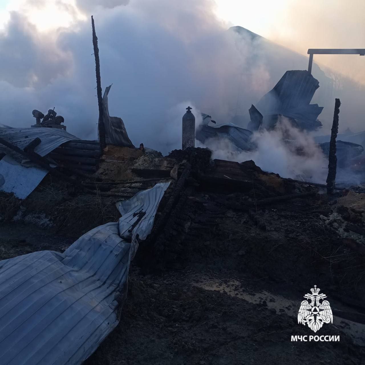 Бытовка для рабочих сгорела на лесоперерабатывающем предприятии в Амурске Бытовка для рабочих сгорела на лесоперерабатывающем предприятии в Амурске