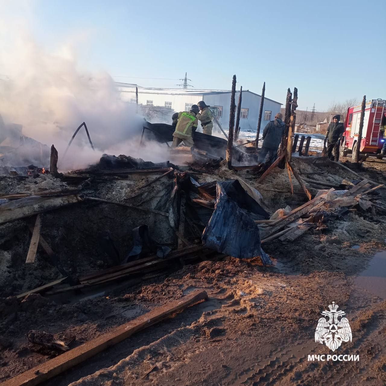 Бытовка для рабочих сгорела на лесоперерабатывающем предприятии в Амурске