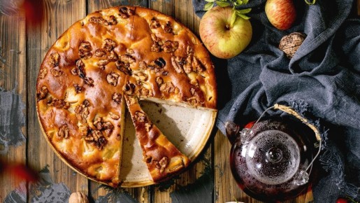 Всего четыре ингредиента: самый простой рецепт шарлотки с яблоками