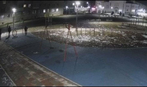 Подростки сломали качели на новой детской площадке в Советской Гавани