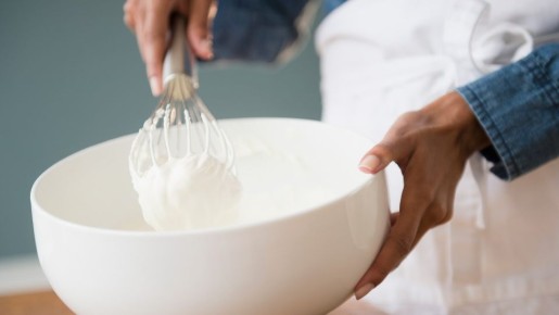 Приготовить взбитые сливки проще простого: потребуются всего 2 ингредиента