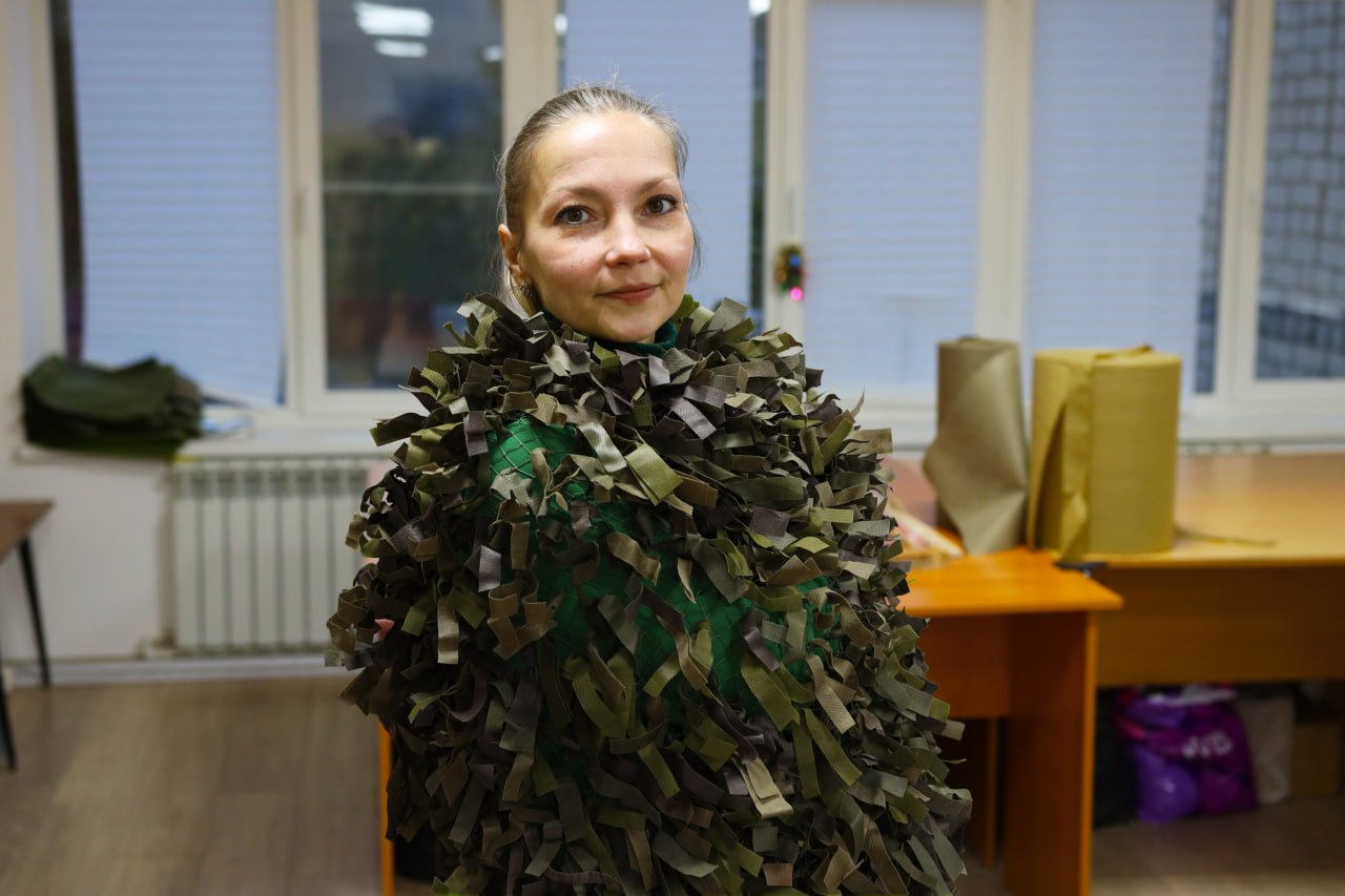 Волонтеры из Комсомольского района помогают бойцам средствами маскировки Волонтеры из Комсомольского района помогают бойцам средствами маскировки