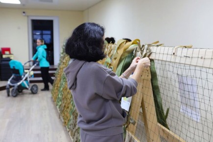 Волонтеры из Комсомольского района помогают бойцам средствами маскировки