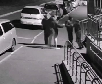 Полицейские проверяют информацию о возможном причинении телесных повреждений подросткам