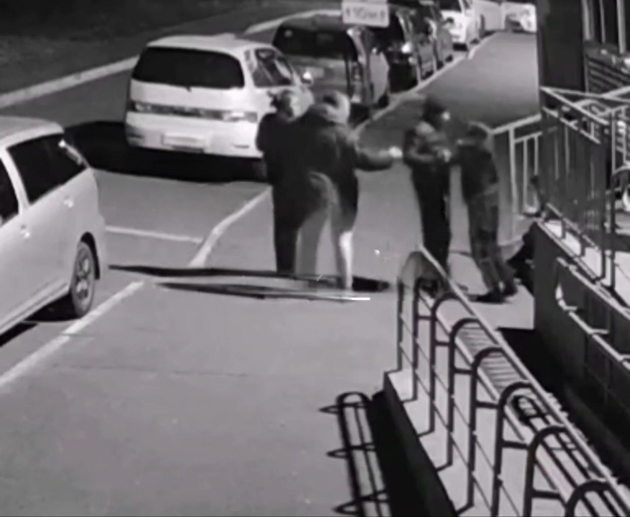 Полицейские проверяют информацию о возможном причинении телесных повреждений подросткам