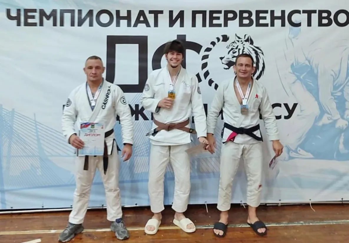 Сборная Хабаровского края заняла второе место на соревнованиях ДФО по джиу-джитсу