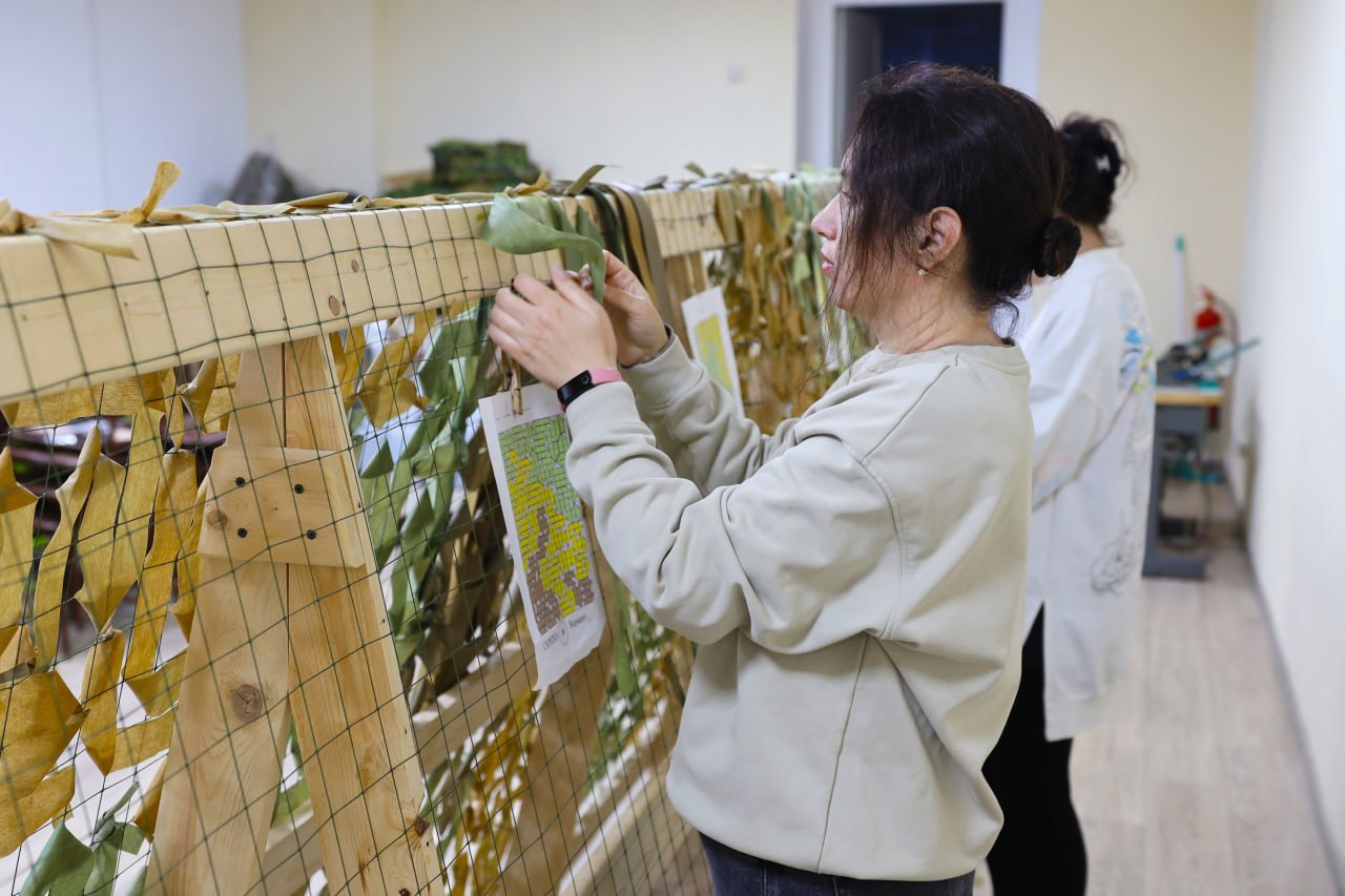 Волонтеры из Комсомольского района помогают бойцам средствами маскировки Волонтеры из Комсомольского района помогают бойцам средствами маскировки