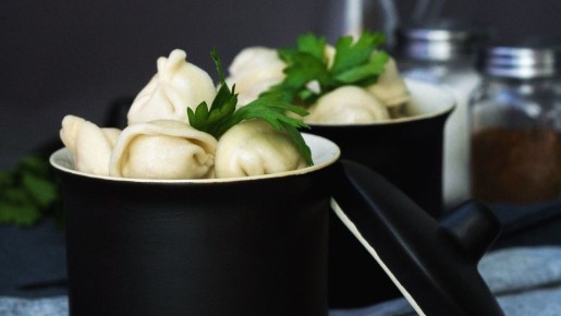 Сделайте это со слипшимися пельменями перед тем, как опускать в воду: только так не испортите блюдо