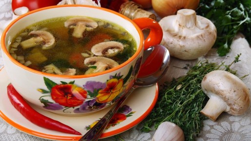 Грибы в супе больше не почернеют: просто добавьте в бульон ложку этого продукта
