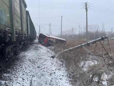 Автобус врезался в поезд в Хабаровске, 4 человека, в том числе ребенок, пострадали, сообщили в МЧС по региону