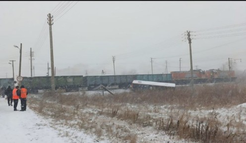 Пассажирский автобус столкнулся с поездом в Хабаровске