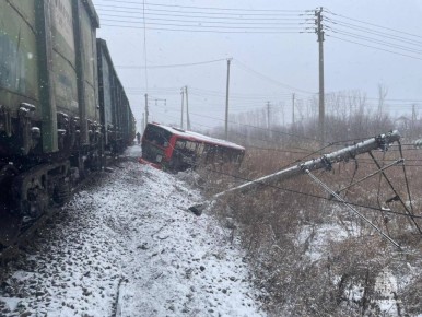 Пассажирский автобус врезался в поезд в Хабаровске