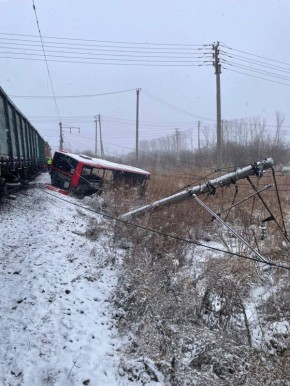 Четыре человека получили травмы после столкновения автобуса с грузовым составом в Хабаровске