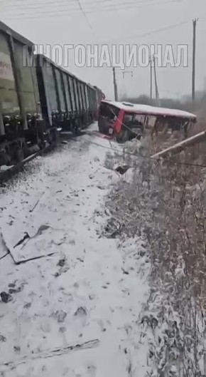 В Хабаровске водитель-иноземец отправил автобус с пассажирами под поезд