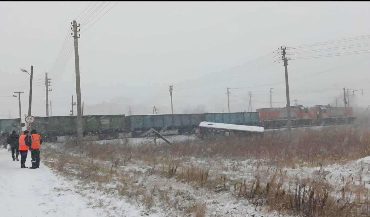 В Хабаровске поезд столкнулся с пассажирским автобусом