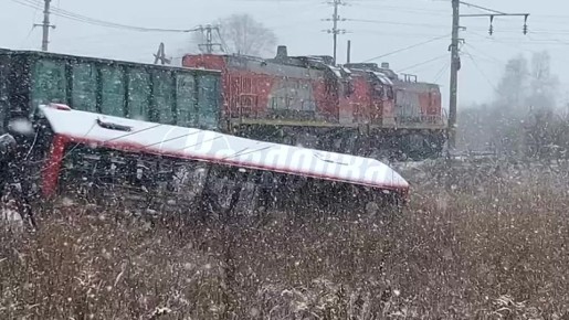 Грузовой поезд столкнулся с автобусом в Хабаровске — среди пассажиров есть пострадавшие