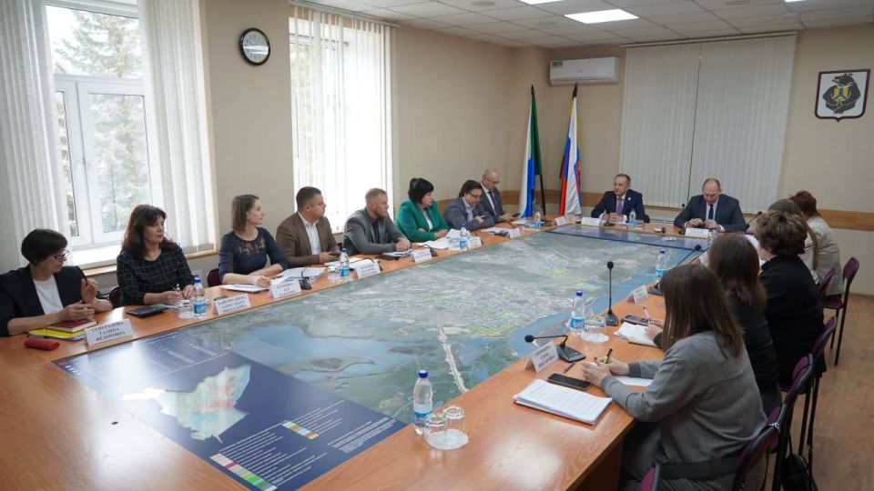 Александр Жорник: По приглашению министра финансов Хабаровского края Валентина Костюшина, принял участие в выездном совещании, посвящённом формированию бюджета города Комсомольска-на-Амуре на 2026 год и плановый период...