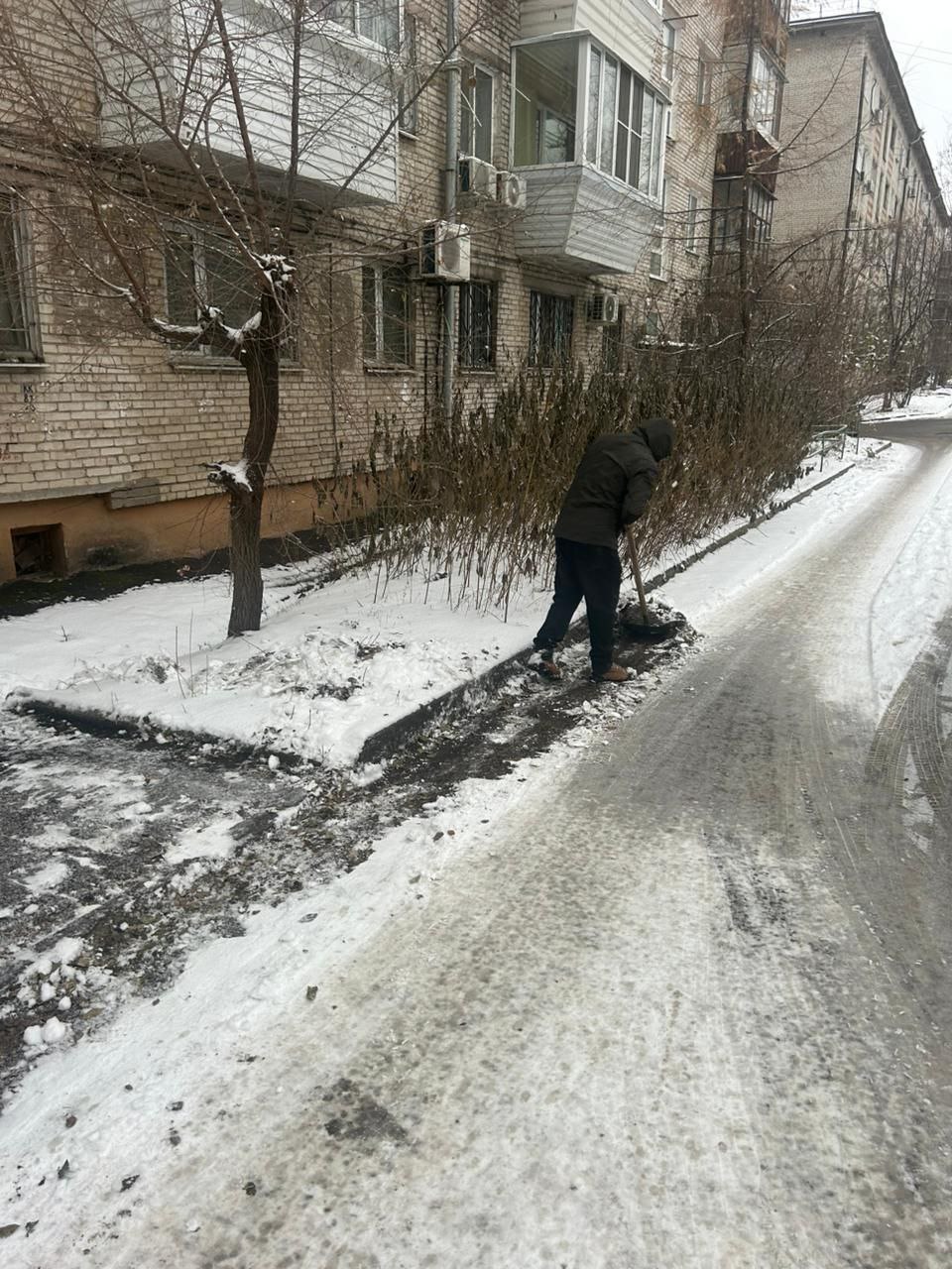 УК и ТСЖ в течение дня боролись с последствиями снегопада