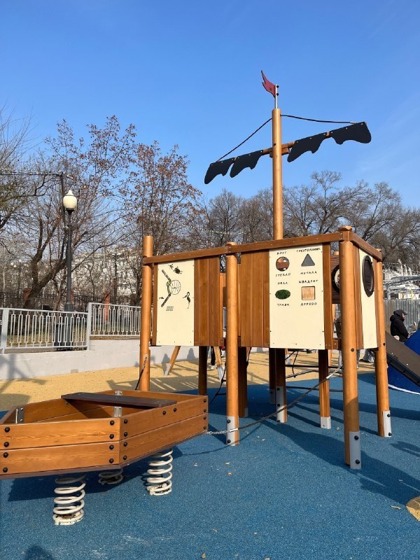 В парке «Динамо» завершилась установка новой детской площадки В парке «Динамо» завершилась установка новой детской площадки
