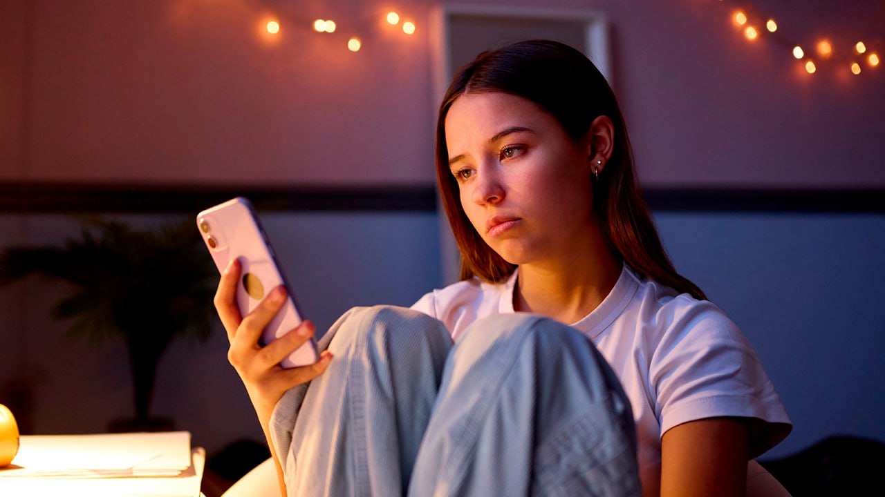 Мошенники стали обманывать российских школьников с помощью сервиса знакомств