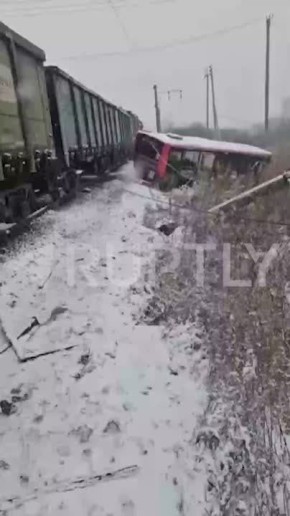 В Хабаровске поезд столкнулся с пассажирским автобусом — пострадали минимум 4 человека, включая ребенка