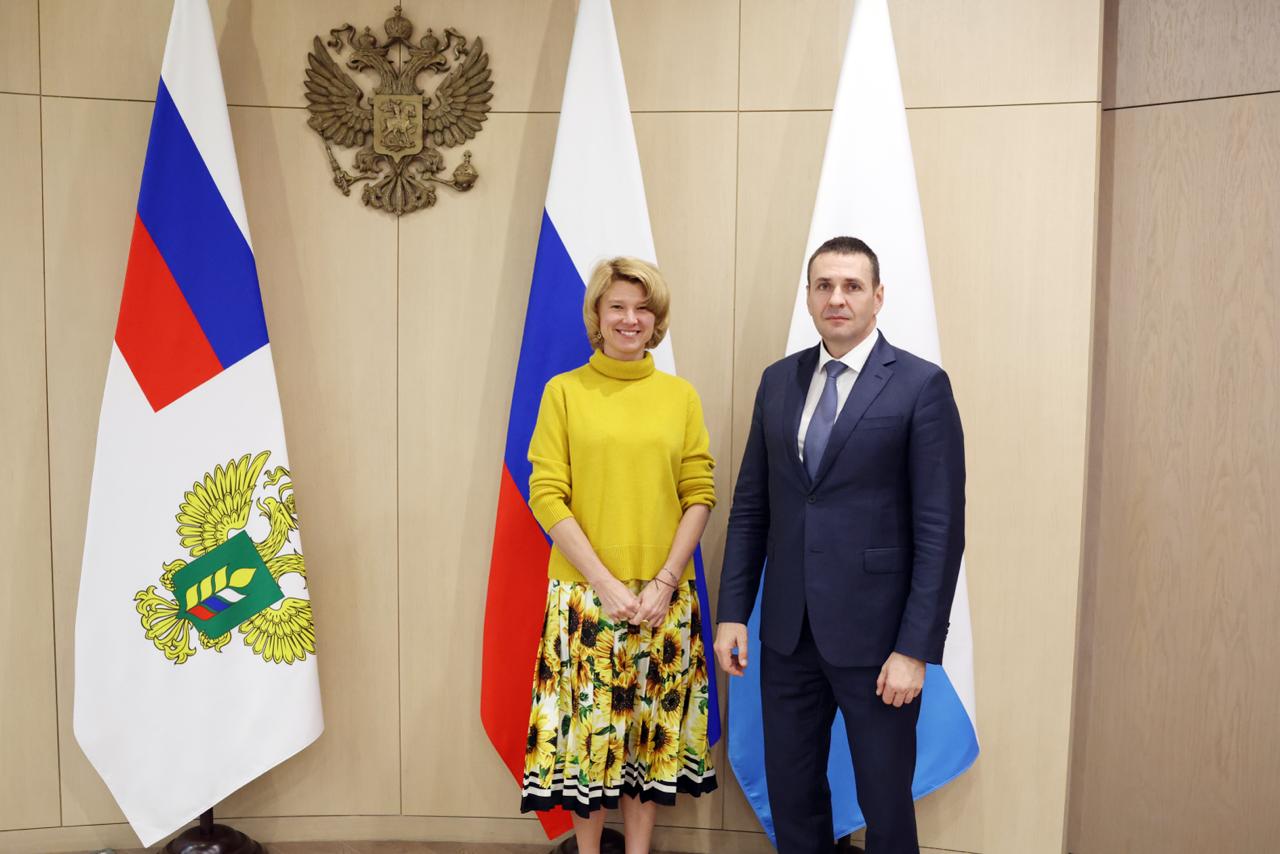 Оксана Лут и губернатор Хабаровского края Дмитрий Демешин обсудили развитие агропромышленного и рыбохозяйственного комлексов региона