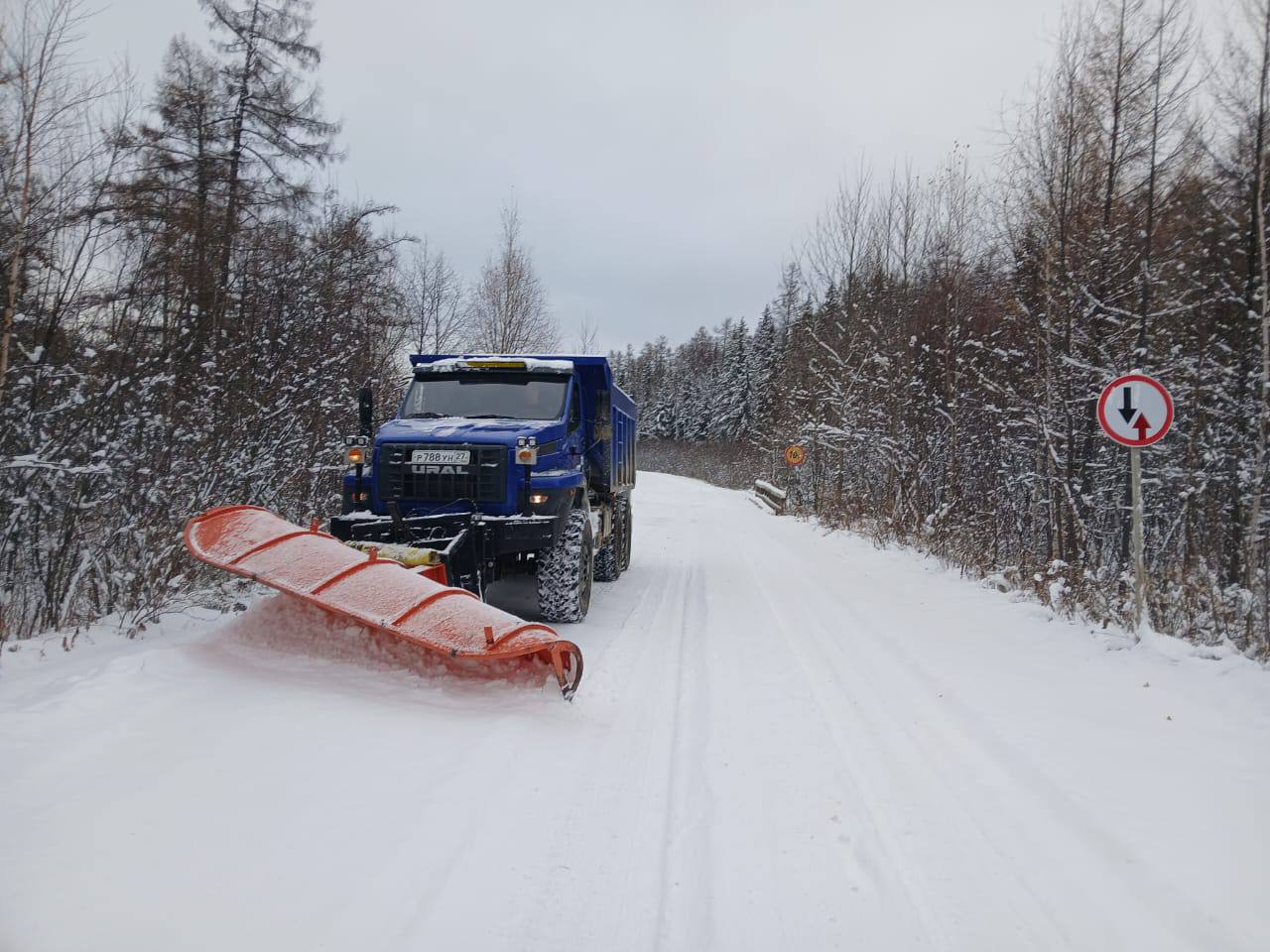 В Хабаровске снег — городские дорожные службы уже на улицах!