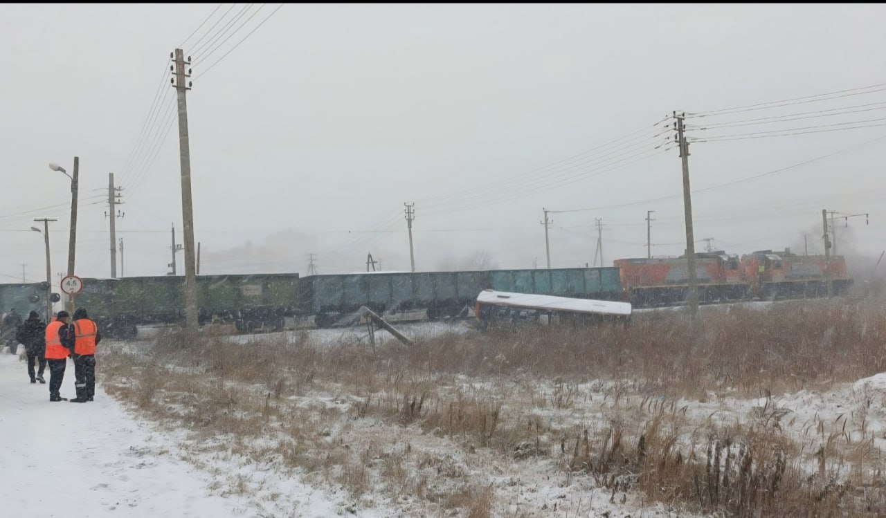 Поезд столкнулся с пассажирским автобусом на железнодорожном переезде в Хабаровске