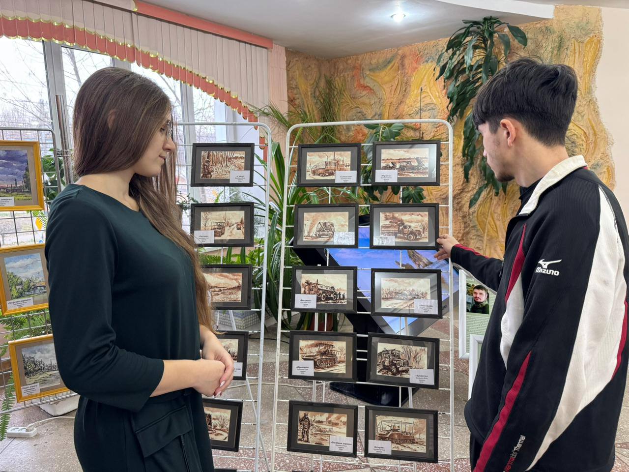 «СВОй путь»: выставка картин участника спецоперации Ильи Бурченкова открылась в библиотеке имени Наволочкина «СВОй путь»: выставка картин участника спецоперации Ильи Бурченкова открылась в библиотеке имени Наволочкина