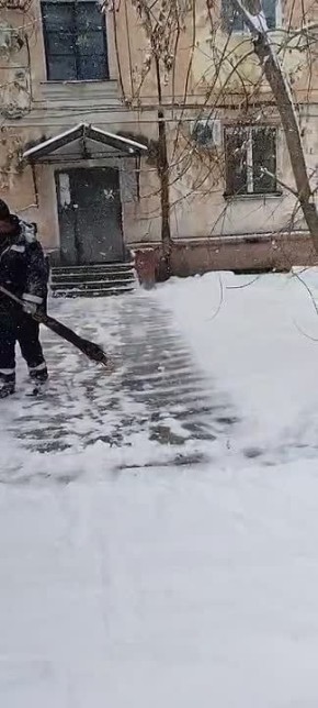 Коммунальщики ликвидируют последствия снегопада во дворах с самого утра