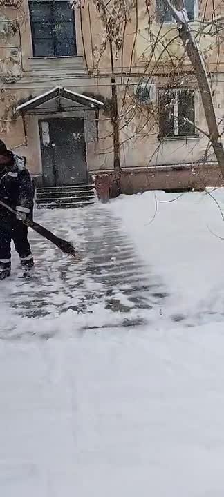 Коммунальщики ликвидируют последствия снегопада во дворах с самого утра