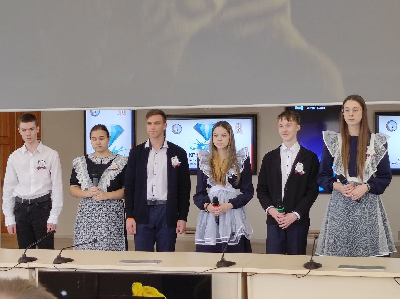 В конкурсе принимает участие 5 команд В конкурсе принимает участие 5 команд