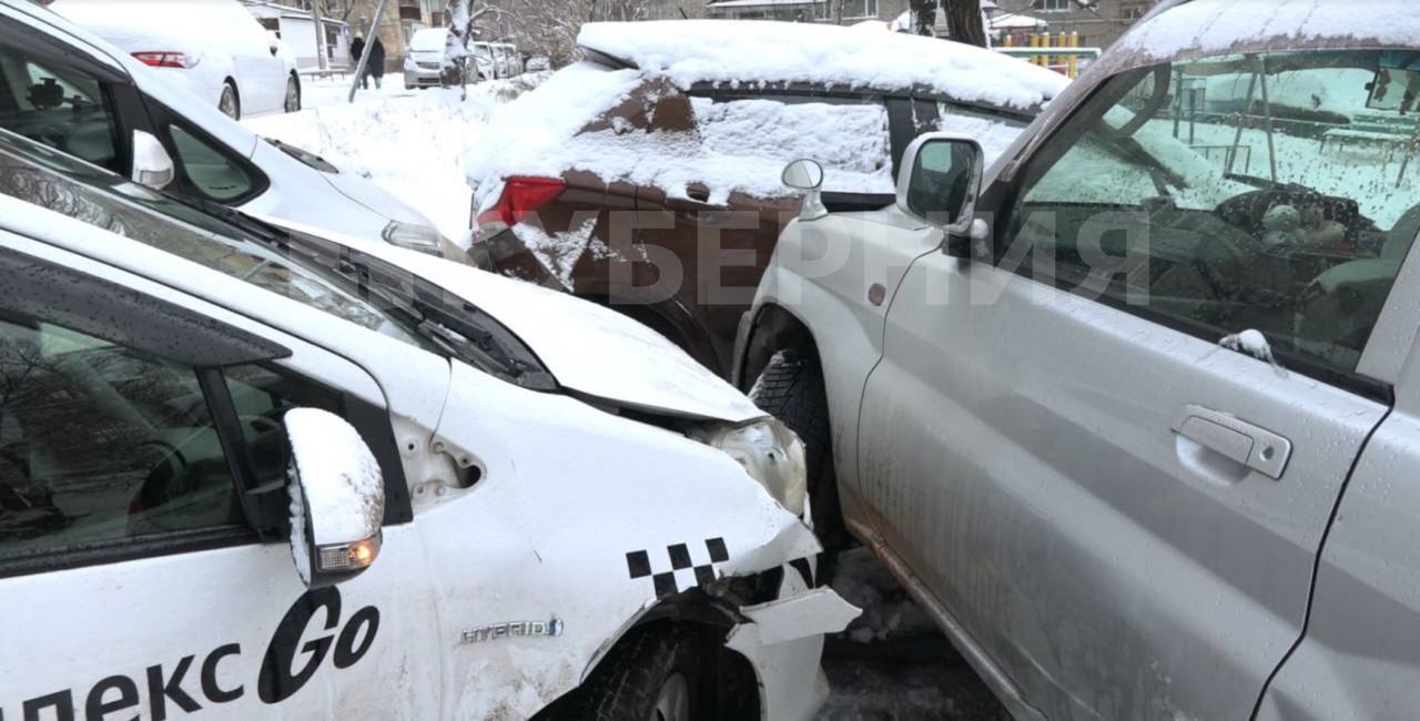 UPD Как сообщили в Госавтоинспекции, в аварии на переулке Ростовском пострадали семь транспортных средств: «Mitsubishi Pajero», «Toyota Aqua», «Toyota Ractis», «Toyota Vitz», «Renault Duster», «Mazda CX-30» и «ГАЗ»
