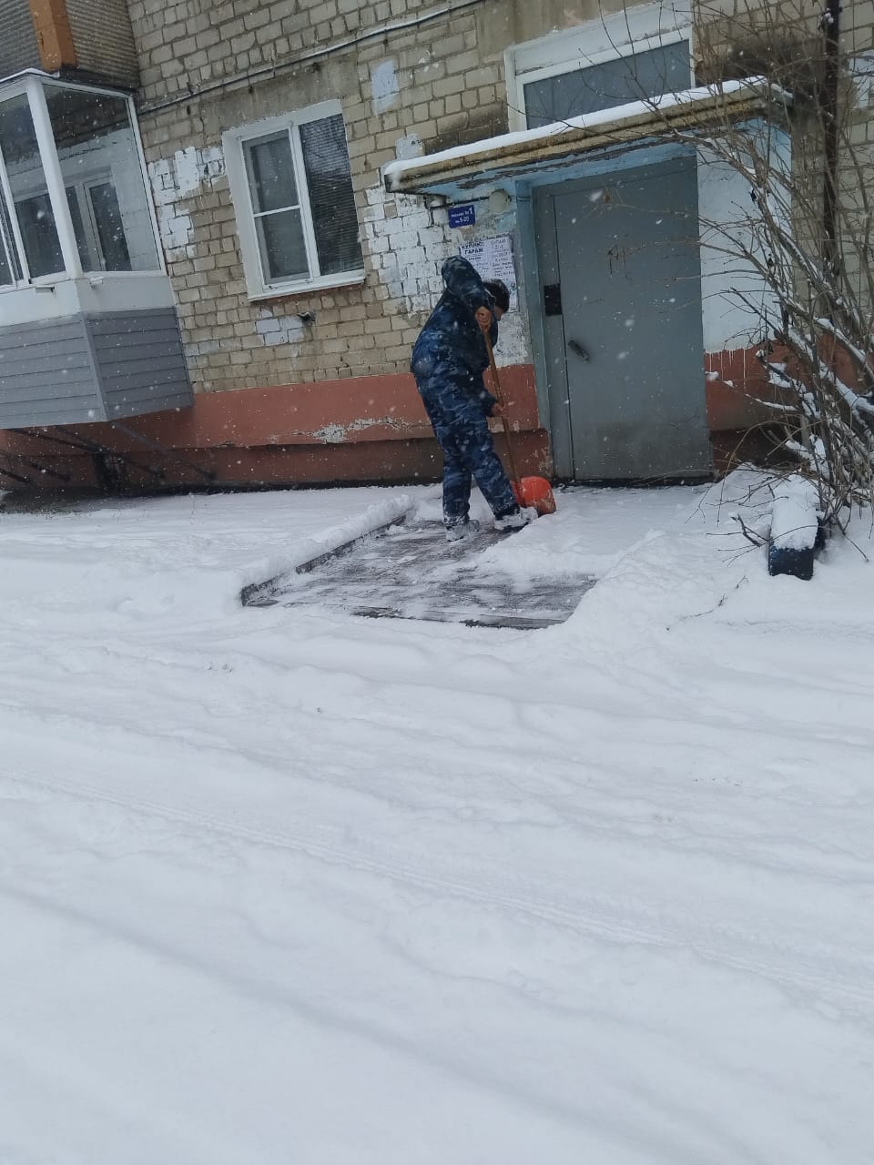 Коммунальщики ликвидируют последствия снегопада во дворах с самого утра Коммунальщики ликвидируют последствия снегопада во дворах с самого утра