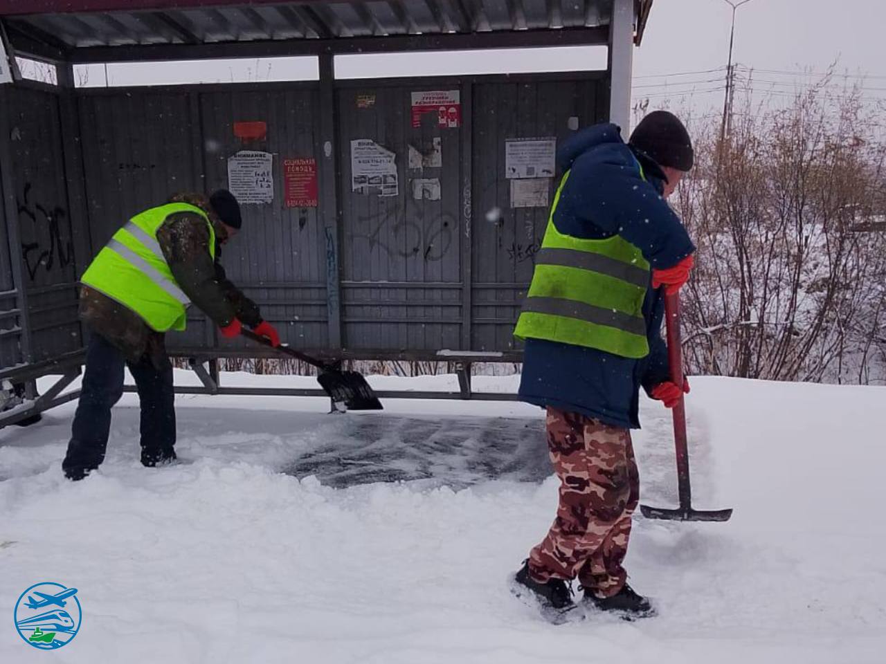 Сегодня в Хабаровском крае дорожные службы весь день очищали дороги от снега и наледи, а также обрабатывали опасные участки противогололёдными материалами Сегодня в Хабаровском крае дорожные службы весь день очищали дороги от снега и наледи, а также обрабатывали опасные участки противогололёдными материалами