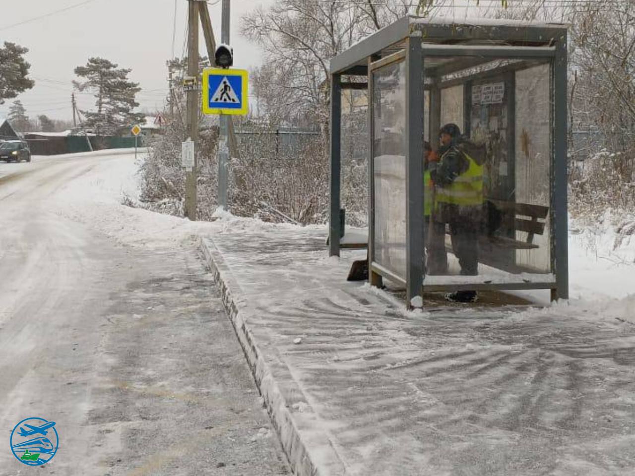 Сегодня в Хабаровском крае дорожные службы весь день очищали дороги от снега и наледи, а также обрабатывали опасные участки противогололёдными материалами Сегодня в Хабаровском крае дорожные службы весь день очищали дороги от снега и наледи, а также обрабатывали опасные участки противогололёдными материалами