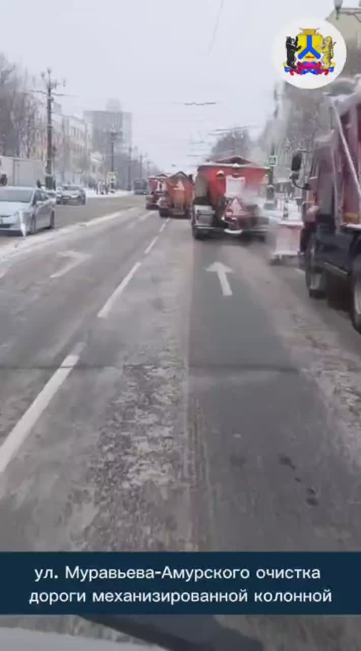 В настоящее время по улицам города движется механизированная колонна, осуществляющая уборку снега