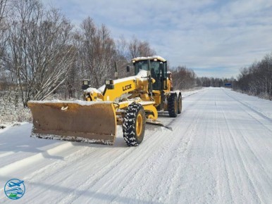 Сегодня в Хабаровском крае дорожные службы весь день очищали дороги от снега и наледи, а также обрабатывали опасные участки противогололёдными материалами