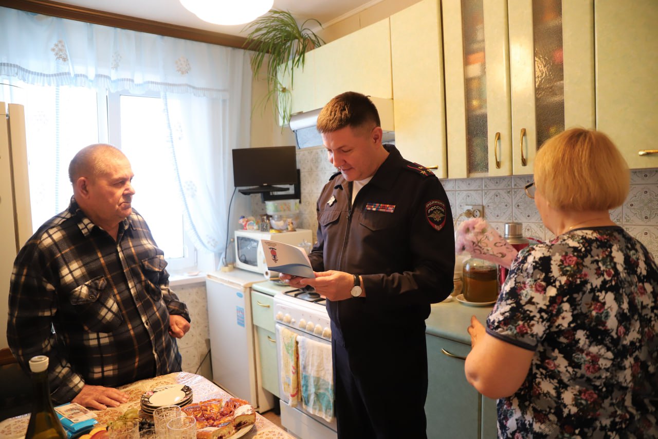 Сотрудники транспортной полиции Дальнего Востока и члены Общественного совета поздравили ветеранов службы с Днем сотрудника органов внутренних дел Сотрудники транспортной полиции Дальнего Востока и члены Общественного совета поздравили ветеранов службы с Днем сотрудника органов внутренних дел