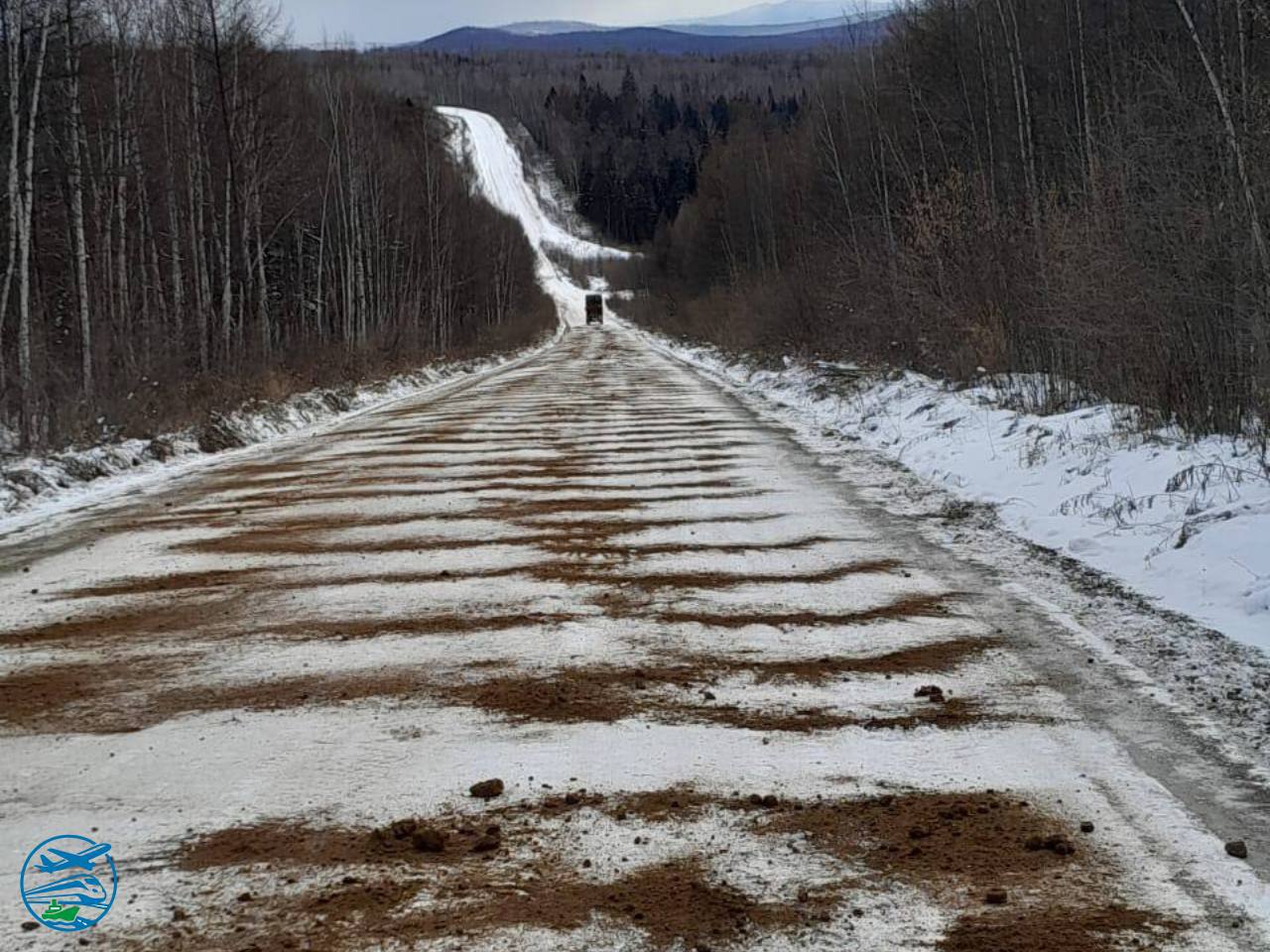 Сегодня в Хабаровском крае дорожные службы весь день очищали дороги от снега и наледи, а также обрабатывали опасные участки противогололёдными материалами Сегодня в Хабаровском крае дорожные службы весь день очищали дороги от снега и наледи, а также обрабатывали опасные участки противогололёдными материалами