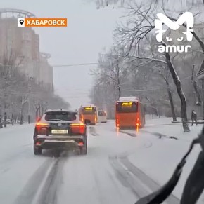 Автобусы не могут проехать в центре Хабаровска из-за выпавшего снега