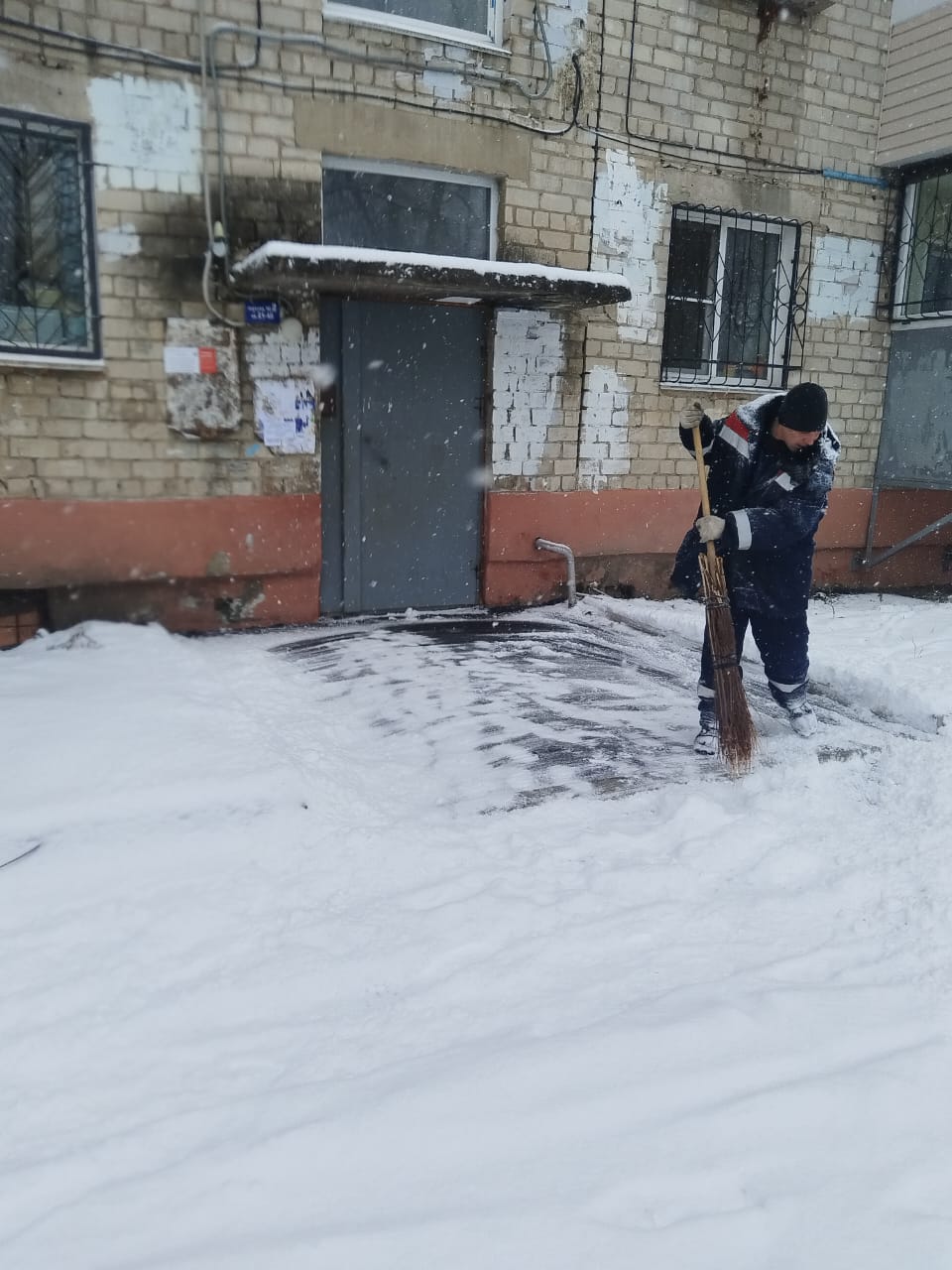 Коммунальщики ликвидируют последствия снегопада во дворах с самого утра Коммунальщики ликвидируют последствия снегопада во дворах с самого утра