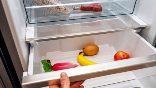 Сода и уголь — прошлый век: вот как хозяйки избавляются от вони в холодильнике