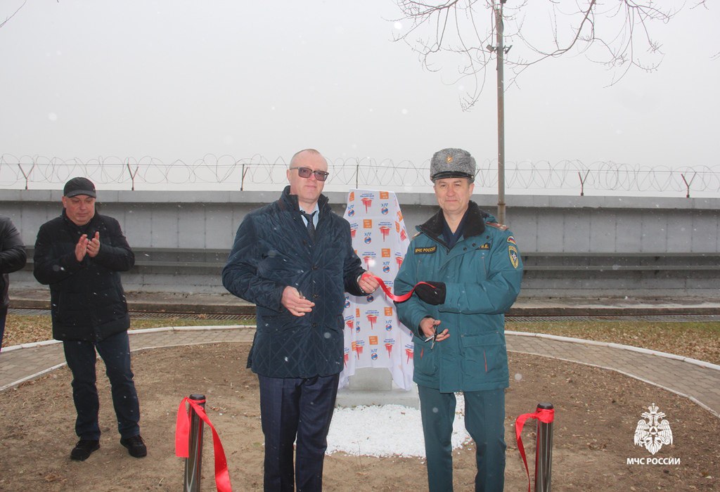 Стихии вопреки: подвиг дальневосточников 2013 года увековечен в памятной стеле Стихии вопреки: подвиг дальневосточников 2013 года увековечен в памятной стеле