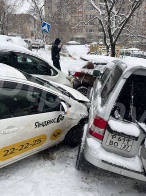 «День жестянщика» наступил в Хабаровске из-за сильного снегопада