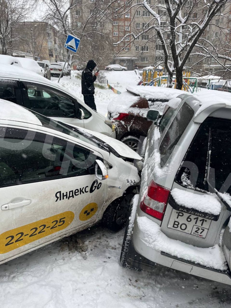 «День жестянщика» наступил в Хабаровске из-за сильного снегопада