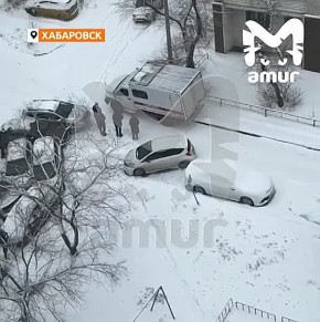 Около десяти машин скатились со спуска и попали в массовое ДТП в Хабаровске